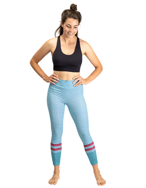 The model is 173 cm  and is wearing a size S4